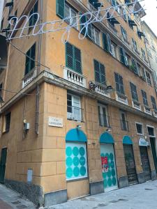 un edificio con puertas y ventanas azules y verdes en Helvetia Mazzini, en Génova