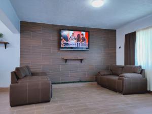 Μια τηλεόραση ή/και κέντρο ψυχαγωγίας στο 2-bedroom apartment centrally located, near us consulate