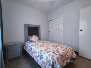 Ένα ή περισσότερα κρεβάτια σε δωμάτιο στο 2-bedroom apartment centrally located, near us consulate
