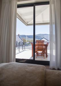 sypialnia z łóżkiem i widokiem na patio w obiekcie Marine Square Luxury Suites w mieście Hermanus