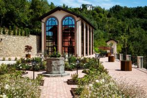 a building with a fountain in a garden at Nordelaia in Cremolino