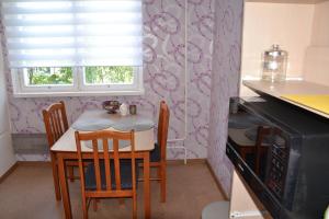 cocina con mesa, sillas y ventana en Imanta Apartment Riga 2х Rooms 52м2, en Riga