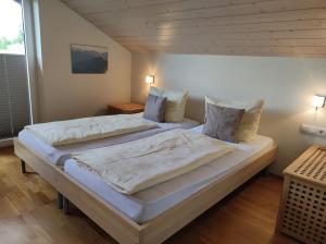 松托芬的住宿－Widderstein Sonthofen，卧室配有一张带白色床单和枕头的大床。