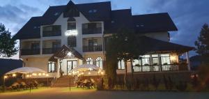 古拉哈莫卢洛伊优雅旅馆的一座大型建筑,外面的人坐在