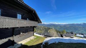 ein Gebäude mit Bergblick in der Unterkunft One-Of-A-Kind NASSFELD APARTMENTS in Sonnenalpe Nassfeld