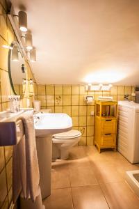 a bathroom with a sink and a toilet and a mirror at attic 27 in Villanueva de los Infantes