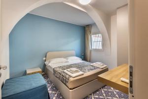 a small bedroom with a bed and an archway at La Maiolica in Noto Marina