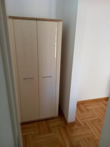 Vrnjačka BanjaにあるLeonora & Free Parkingの白いキャビネット付きのクローゼット +8枚の写真