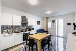a kitchen with a table and chairs in a room at La Maiolica in Noto Marina