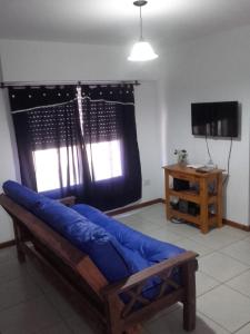 Habitación con cama, TV y mesa. en Ayres Pampeanos en Santa Rosa