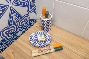 a table with two pens and a plate and two cups at La Maiolica in Noto Marina