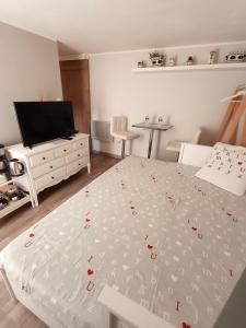 Un dormitorio con una cama con flores rojas. en Au Coeur du Luberon, en Cavaillon