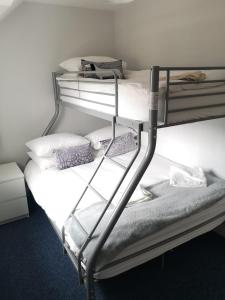Двухъярусная кровать или двухъярусные кровати в номере Modern House in Bournemouth town centre