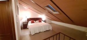 Ένα ή περισσότερα κρεβάτια σε δωμάτιο στο Apartamento con buhardilla casco histórico