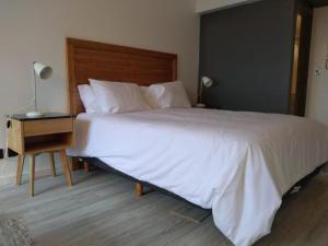 Una cama o camas en una habitación de Obelisco Sunset Apart 820