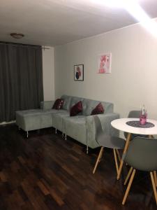 - un salon avec un canapé et une table dans l'établissement Qurpawasi, à Lima