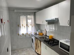 Kitchen o kitchenette sa Sevilla Apartamento en Camas a minutos del centro de Sevilla Wifi