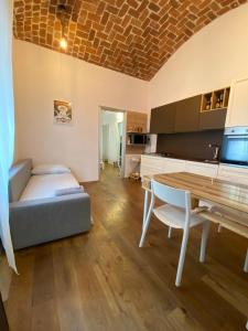 - un salon avec un canapé et une table dans l'établissement APPARTALOFT CENTRALE VR48, à Turin