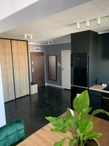 a living room with a table and a kitchen at Apartament Luna in Biała Podlaska