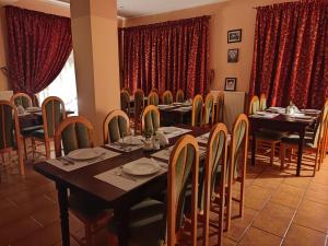 Reštaurácia alebo iné gastronomické zariadenie v ubytovaní Hotel Helena