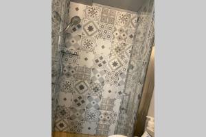 La salle de bains est pourvue d'une douche et d'un mur carrelé. dans l'établissement Lovely Avignon - Studio de charme plein centre - proche palais des papes, à Avignon 25 autres photos