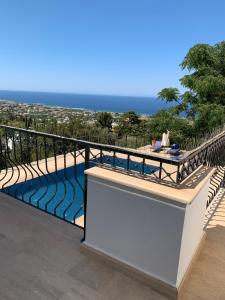 balcone con vista sull'oceano di Spectacular views from this villa in Lapta a Kyrenia