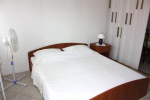 Postel nebo postele na pokoji v ubytování Apartments Center Pag 50 m to the sea