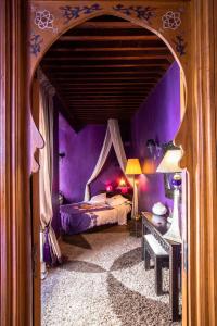 Postel nebo postele na pokoji v ubytování Riad Ayadina & SPA
