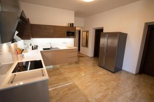 A kitchen or kitchenette at Black Field Apartment