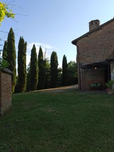 un patio vacío junto a un edificio de ladrillo en Villa Podere Cartaio Bio Estate Pool AirC en San Rocco a Pilli