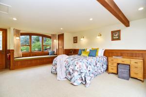 - une chambre avec un lit, une commode et une fenêtre dans l'établissement Otahuna Hideaway - Christchurch Holiday Homes, à Tai Tapu