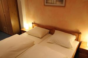 a white bed with a white bedspread and pillows at City Apartment Hotel Hamburg in Hamburg