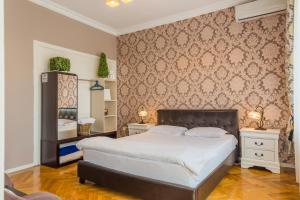 a bedroom with a bed and a wall at Deluxe Cișmigiu Park in Bucharest