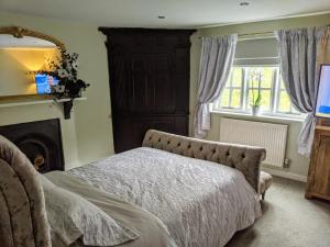 En eller flere senge i et værelse på Worralls Grove Guest Farm House
