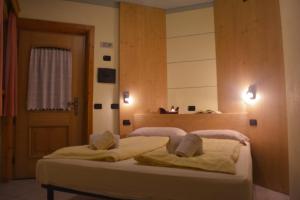 een slaapkamer met twee bedden in een kamer bij Snowflake Apartment in Livigno