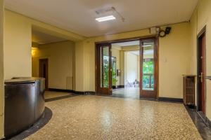 an empty room with a large door and a hallway at Deluxe Cișmigiu Park in Bucharest