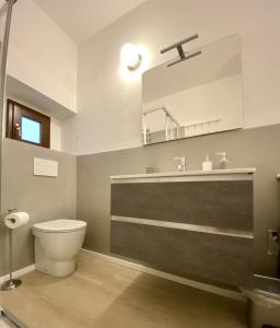 A bathroom at Florence Heart Uffizi - Renovated and central