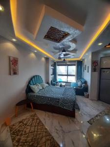 - une chambre avec un lit et un canapé dans l'établissement إستوديو فندقي بورتو سعيد porto said, à Port-Saïd