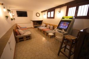 una sala de estar con un videojuego en la pantalla en CasaCascante, en Cascante