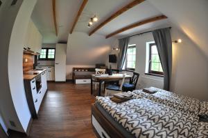 Postel nebo postele na pokoji v ubytování Apartmány U Fibichů