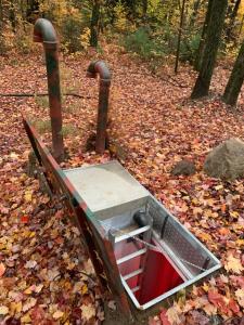 uma cama numa pilha de folhas numa floresta em Centre aéro-récréatif ULM Québec (camping) em Berthierville