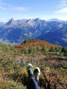 uma pessoa com os pés numa colina com montanhas em Landgasthof Steiner em Matrei in Osttirol