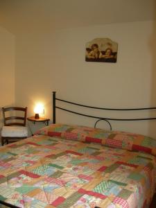 - une chambre avec un lit et une photo sur le mur dans l'établissement Casa Vacanze Fortini Mario, à Piano Delle Pieve