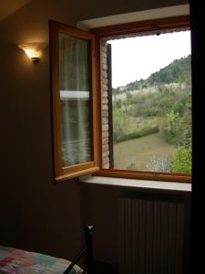 okno w pokoju z widokiem na pole w obiekcie Casa Vacanze Fortini w mieście Piano Delle Pieve +4 zdjęcia