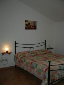 sypialnia z łóżkiem i stołem z lampką w obiekcie Casa Vacanze Fortini w mieście Piano Delle Pieve