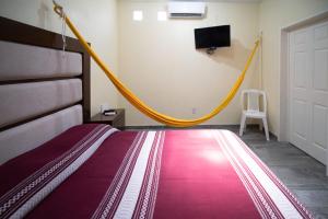 un dormitorio con una cama con una cuerda amarilla alrededor en Casa nueva y moderna en Juchitán, en Juchitán de Zaragoza
