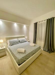 una camera da letto con un letto e due asciugamani di Florence Heart Uffizi - Renovated and central a Firenze