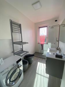 a kitchen with a washing machine and a sink at Casa Pesca in Cinisello Balsamo