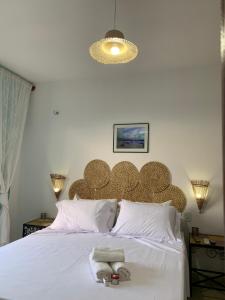 ein Schlafzimmer mit einem großen weißen Bett mit Handtüchern darauf in der Unterkunft Hotel Pousada 360 in Paracuru