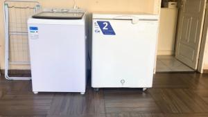 2 frigoriferi bianchi sono seduti in una stanza di Casa de Praia Alter do Chão ad Alter do Chão